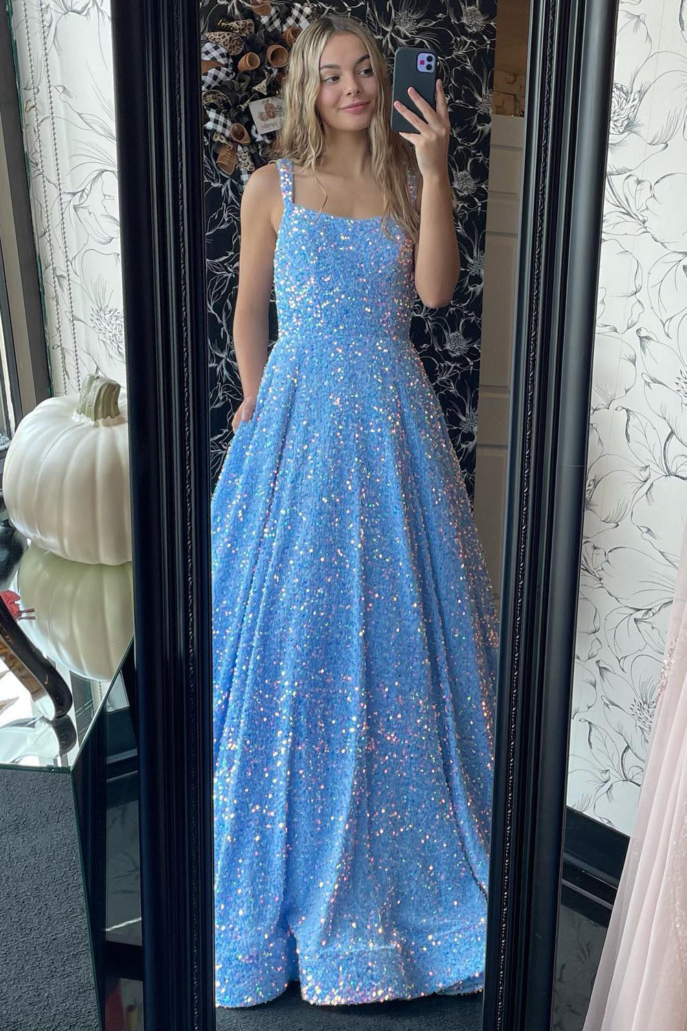Robe de bal longue à sequins, bretelles spaghetti et coupe trapèze