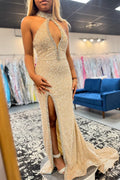 Robe de bal longue sirène à sequins champagne scintillants, col halter et fente.