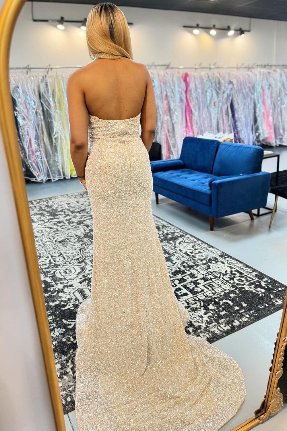 Robe de bal longue sirène à sequins champagne scintillants, col halter et fente.