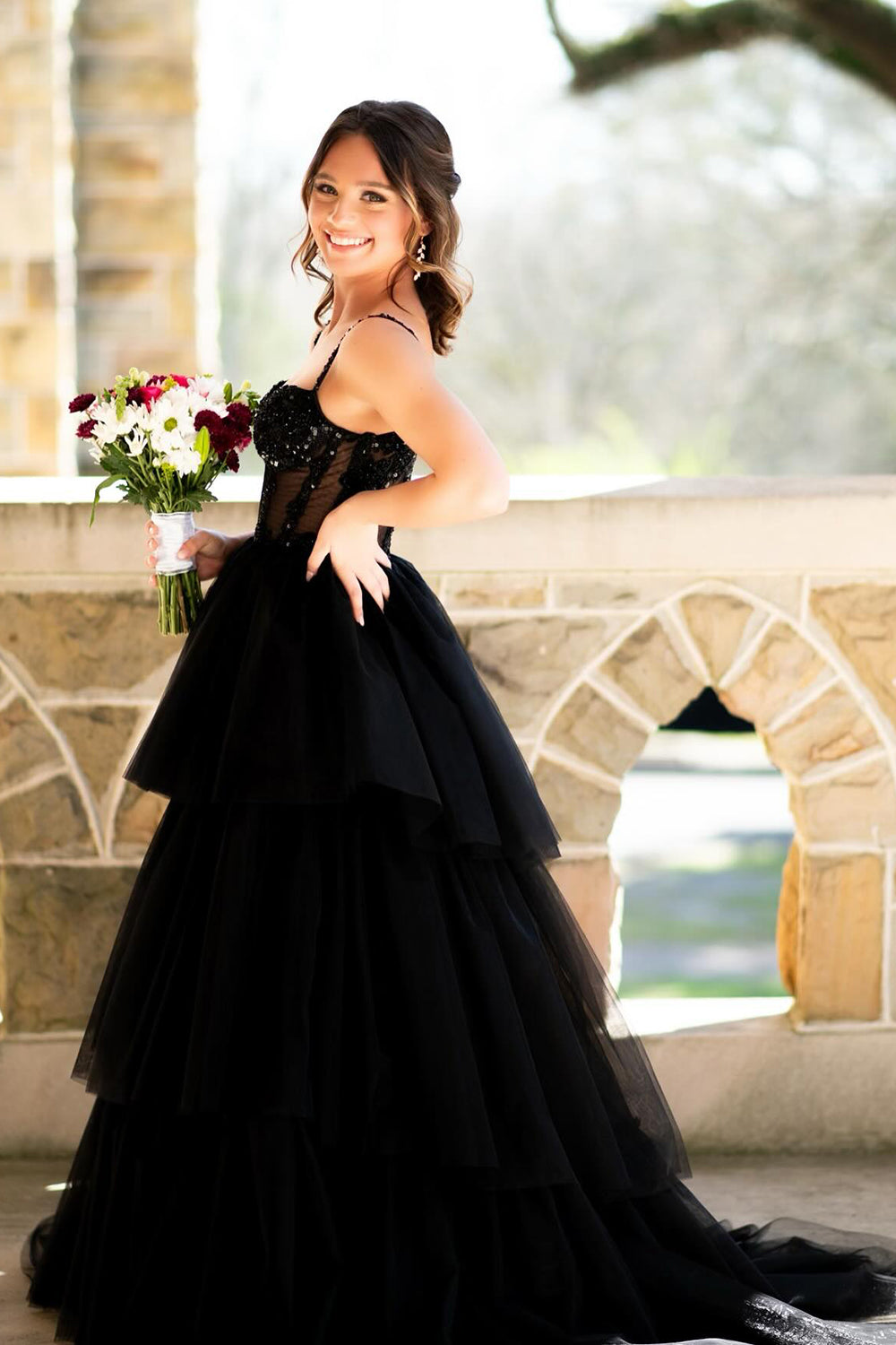 Robe de bal longue en tulle à bretelles spaghetti, coupe trapèze, corset à volants et appliques