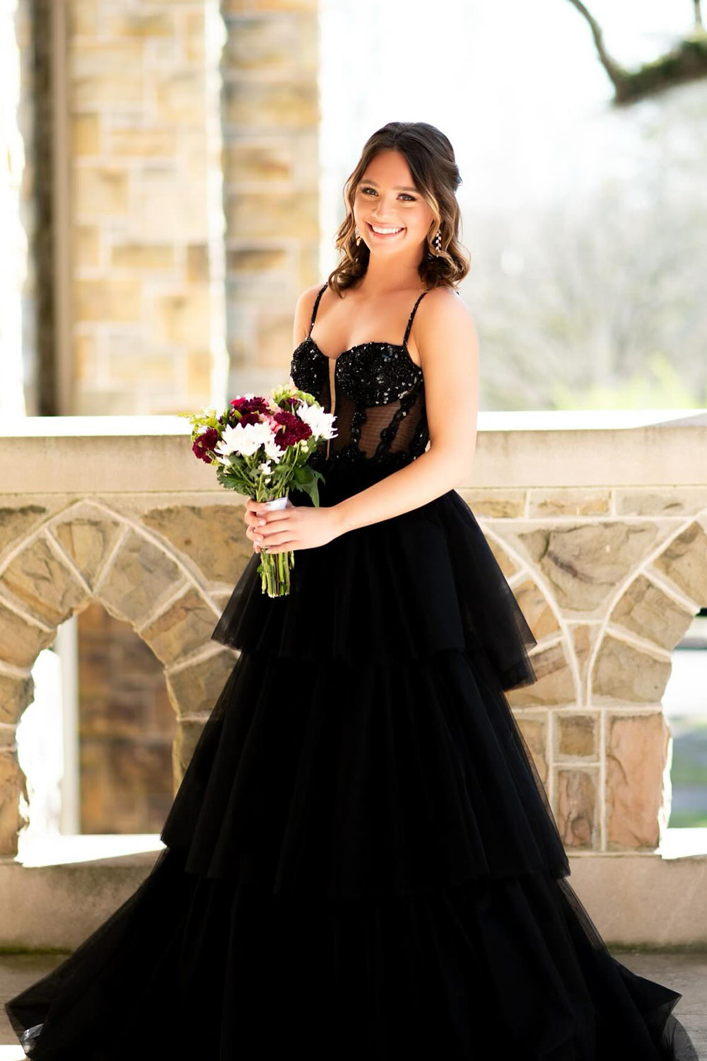 Robe de bal longue en tulle à bretelles spaghetti, coupe trapèze, corset à volants et appliques
