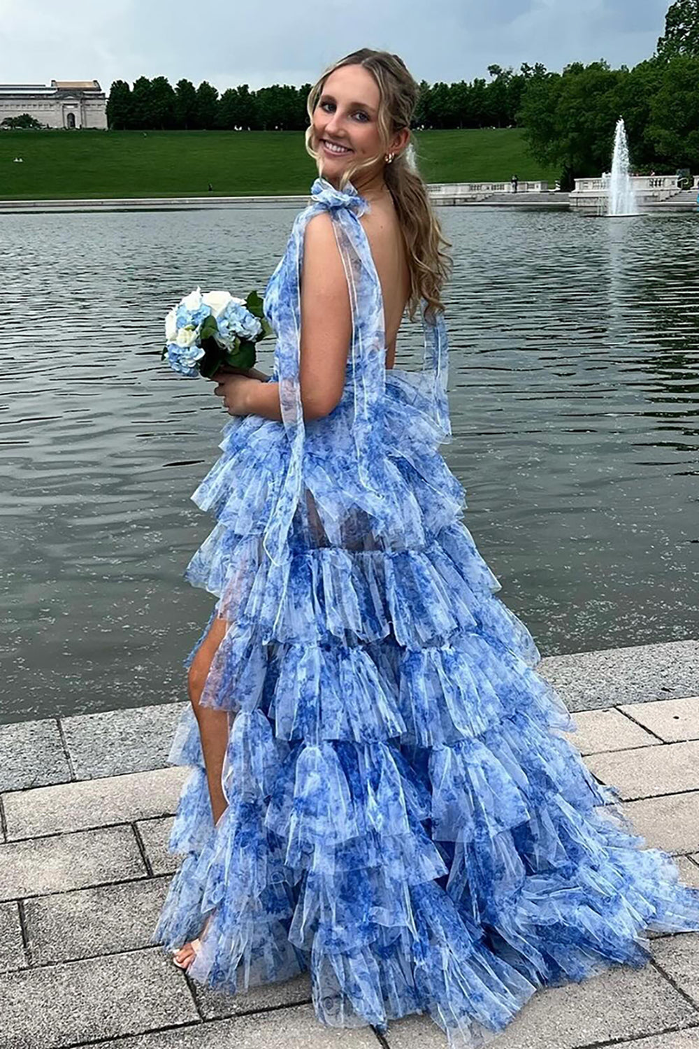 Robe de bal longue à volants, coupe trapèze, imprimé floral, col en V et fente.