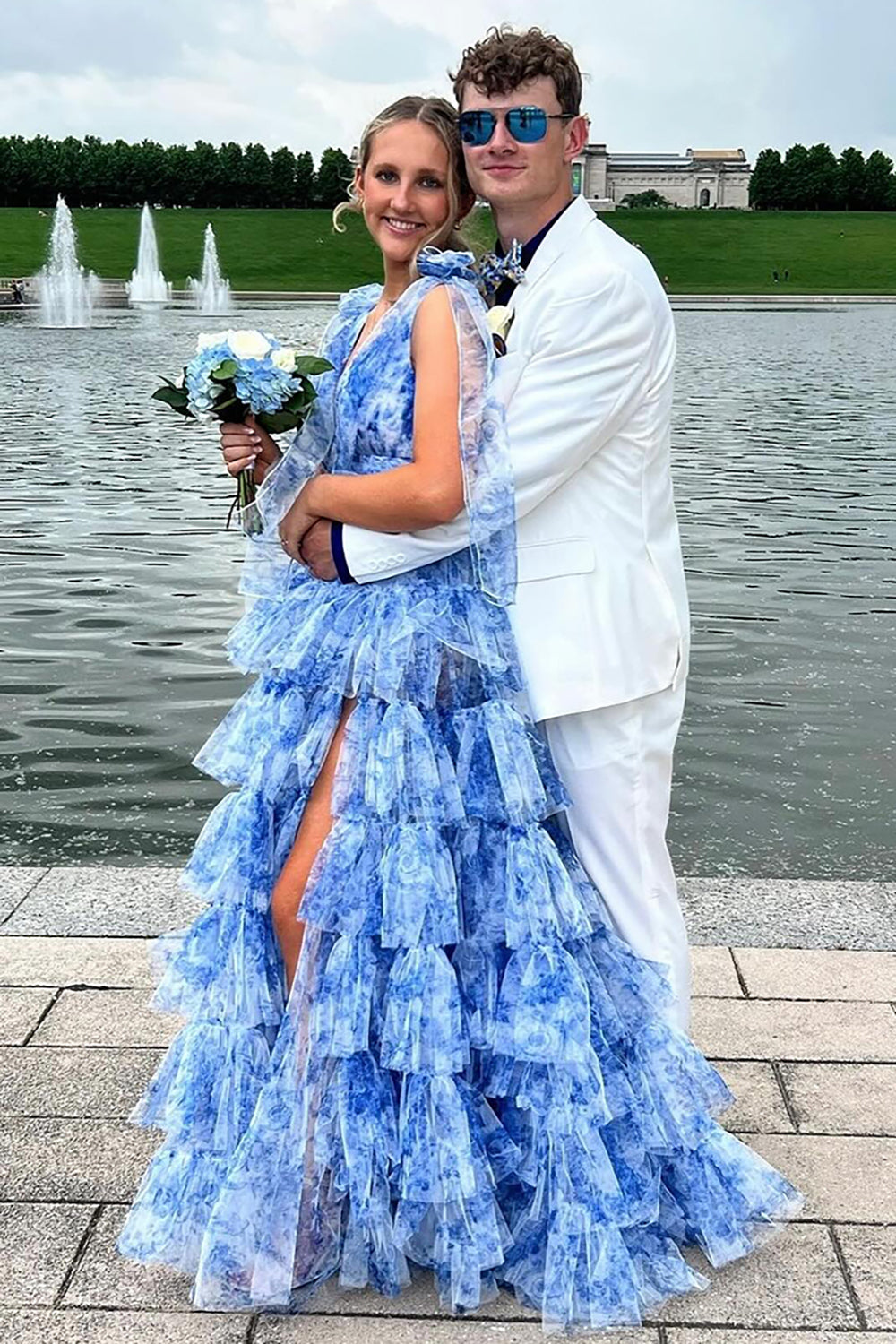 Robe de bal longue à volants, coupe trapèze, imprimé floral, col en V et fente.