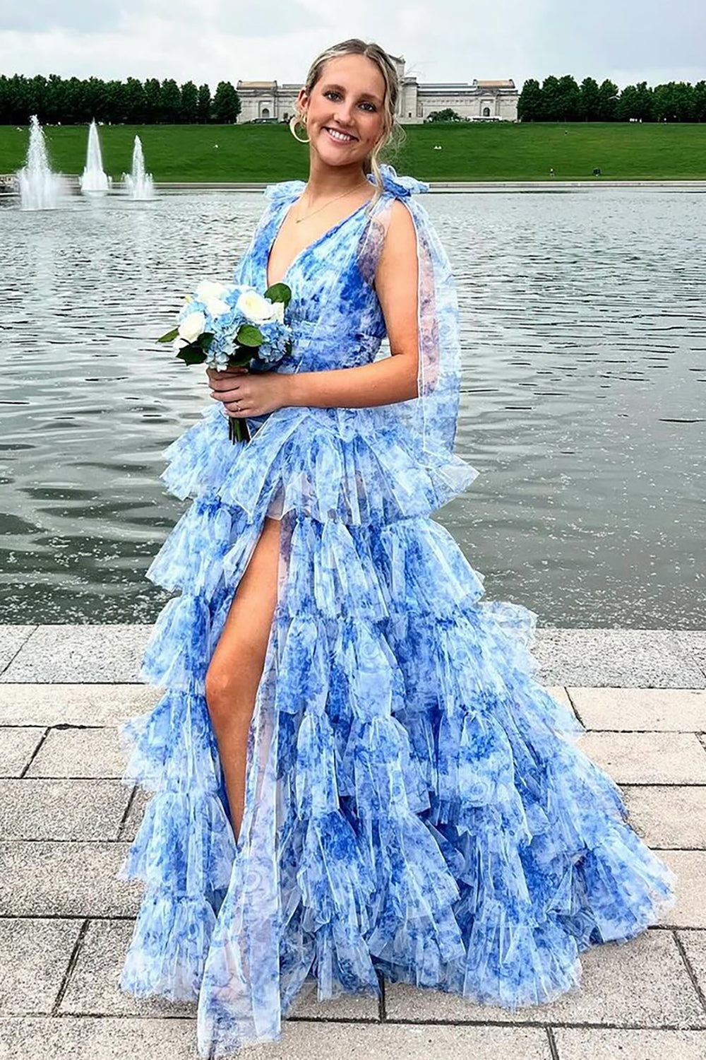 Robe de bal longue à volants, coupe trapèze, imprimé floral, col en V et fente.