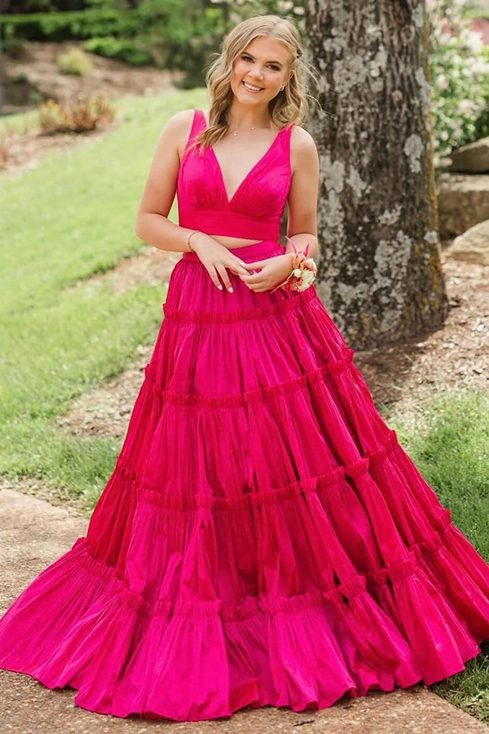Robe de bal longue deux pièces en satin à col V et coupe trapèze, ornée de volants.