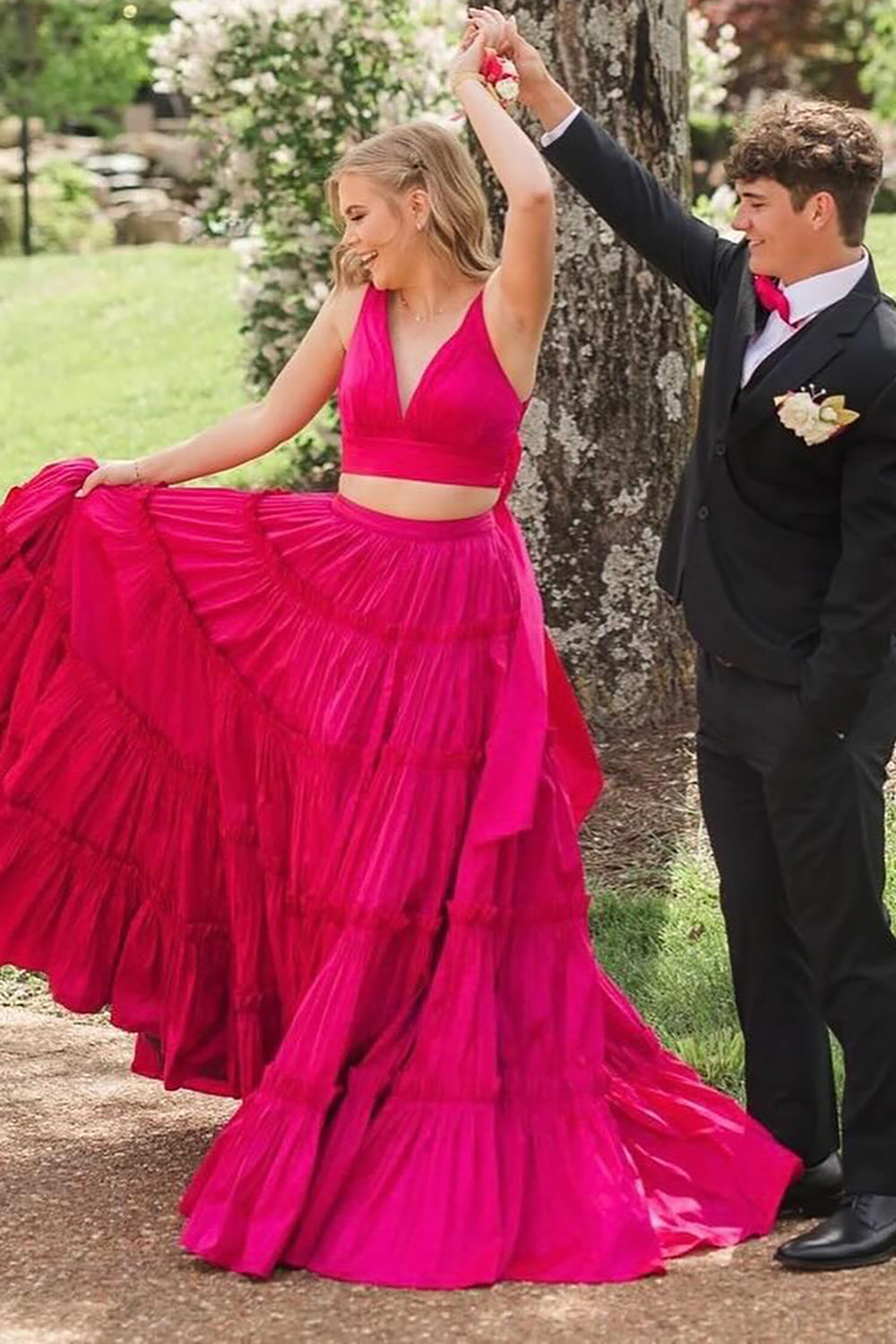 Robe de bal longue deux pièces en satin à col V et coupe trapèze, ornée de volants.
