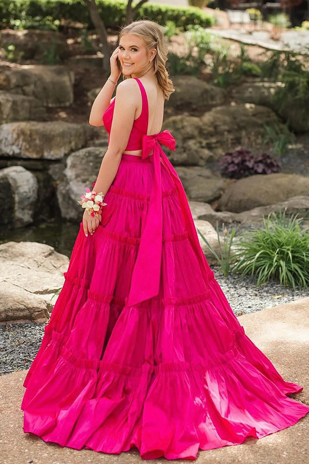 Robe de bal longue deux pièces en satin à col V et coupe trapèze, ornée de volants.
