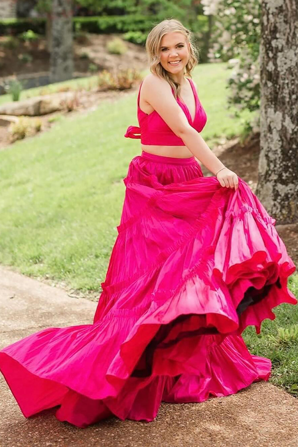 Robe de bal longue deux pièces en satin à col V et coupe trapèze, ornée de volants.