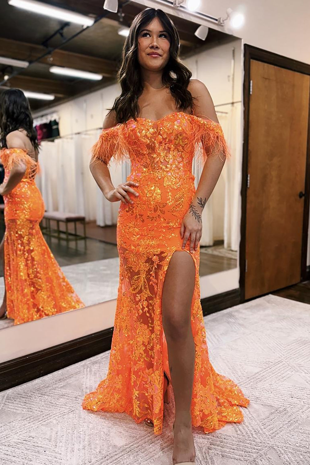 Robe de bal longue sirène à sequins scintillants, épaules dénudées et plumes