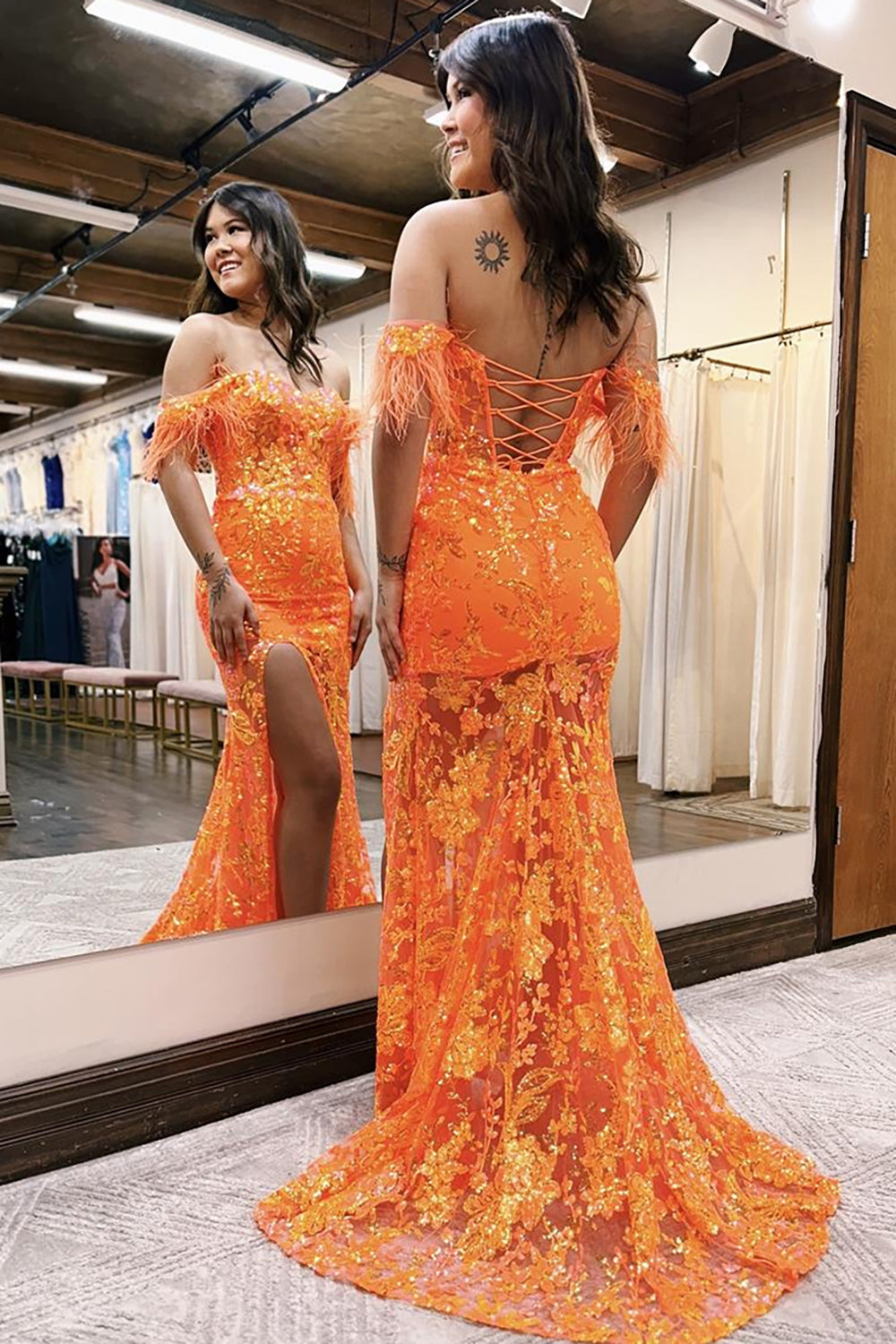 Robe de bal longue sirène à sequins scintillants, épaules dénudées et plumes
