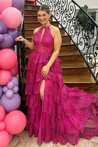 Vestido de fiesta largo de corte A con lentejuelas, cuello halter y abertura, con corsé y falda escalonada.