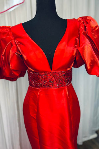 Robe de bal longue sirène à col en V et manches bouffantes, fendue.