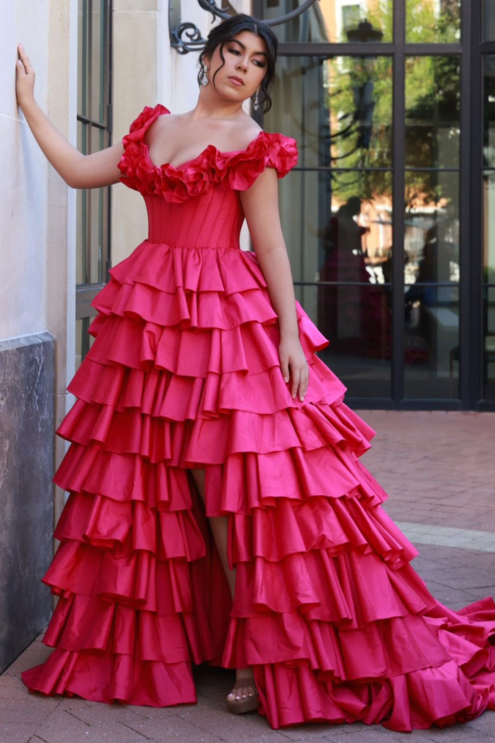 Robe de bal longue en satin, coupe trapèze, épaules dénudées, corset à volants et à étages
