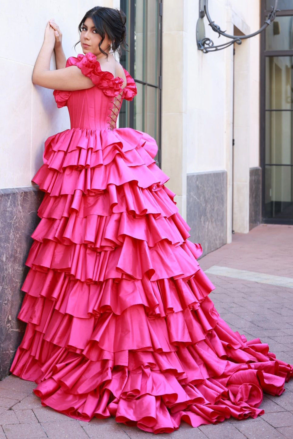 Robe de bal longue en satin, coupe trapèze, épaules dénudées, corset à volants et à étages