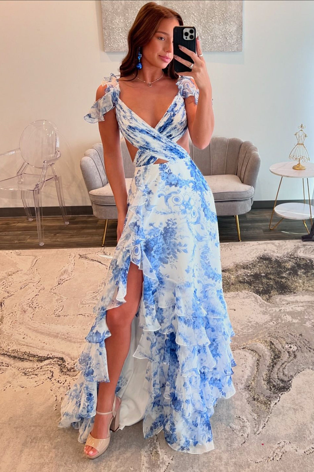 Robe de bal longue en mousseline imprimée de fleurs, col en V, coupe trapèze, à volants et fente.