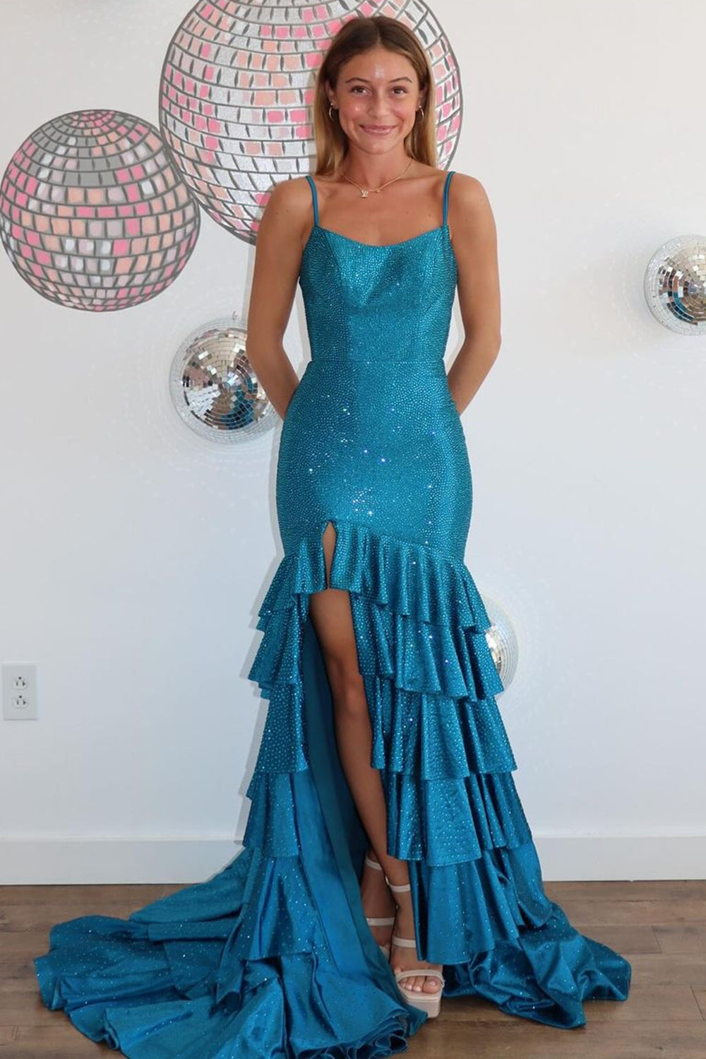 Robe de bal longue à volants en sirène scintillante et perlée avec fente