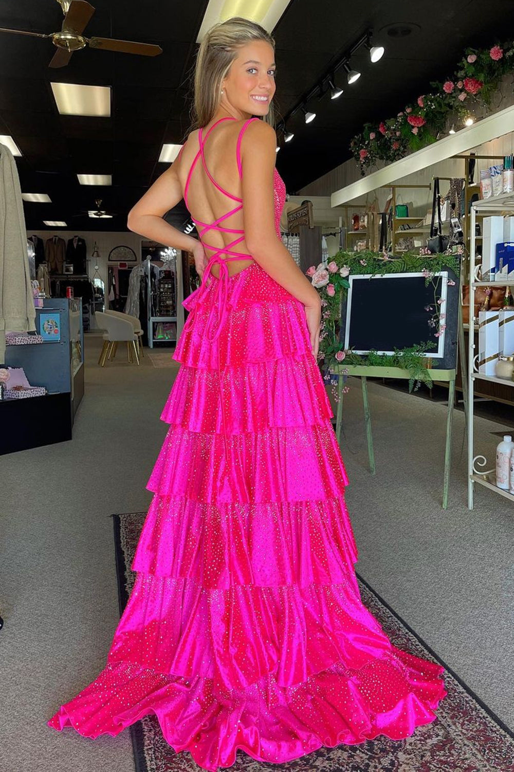 Robe de bal longue trapèze à bretelles spaghetti pailletées, ornée de perles et de volants, avec fente.