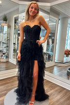 Robe de bal longue en tulle à bustier et corset à volants, coupe trapèze, ornée d'appliques