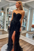 Robe de bal longue en tulle à bustier et corset à volants, coupe trapèze, ornée d'appliques