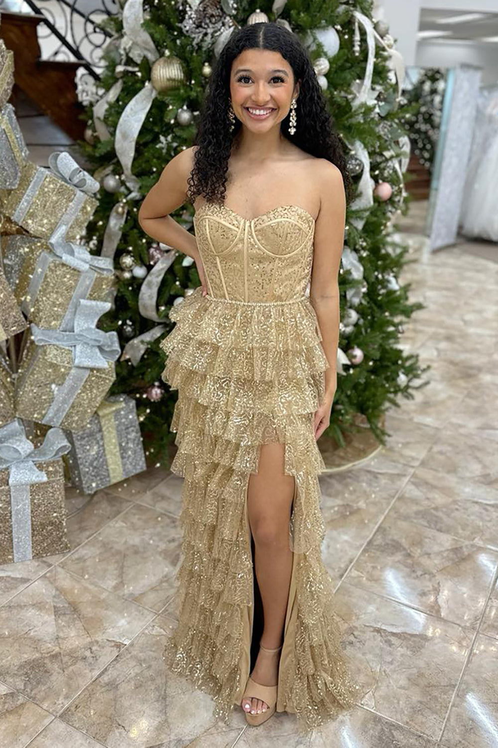 Robe de bal longue à corset en tulle à sequins dorés pailletés et fente, décolleté cœur.