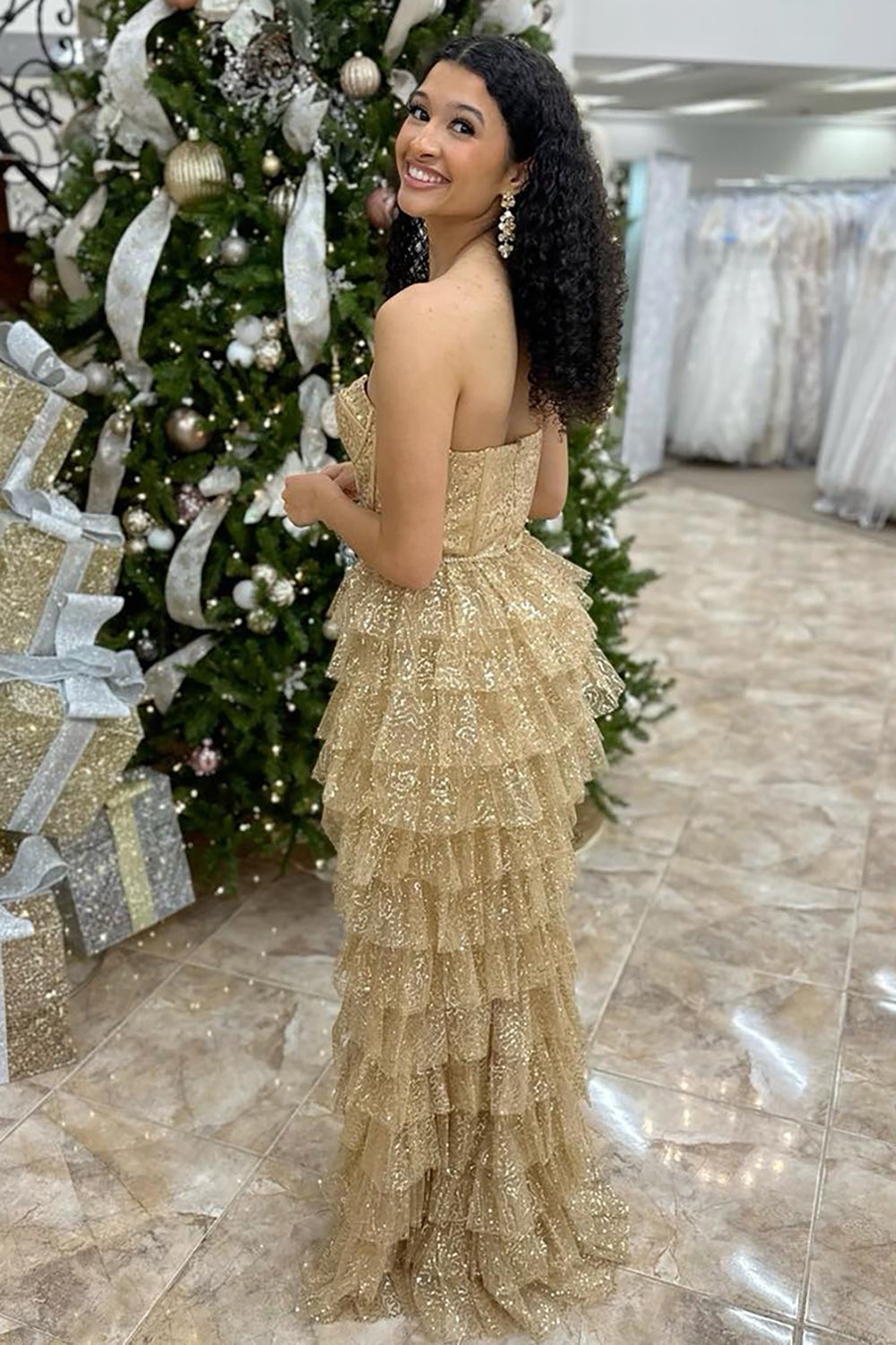Robe de bal longue à corset en tulle à sequins dorés pailletés et fente, décolleté cœur.