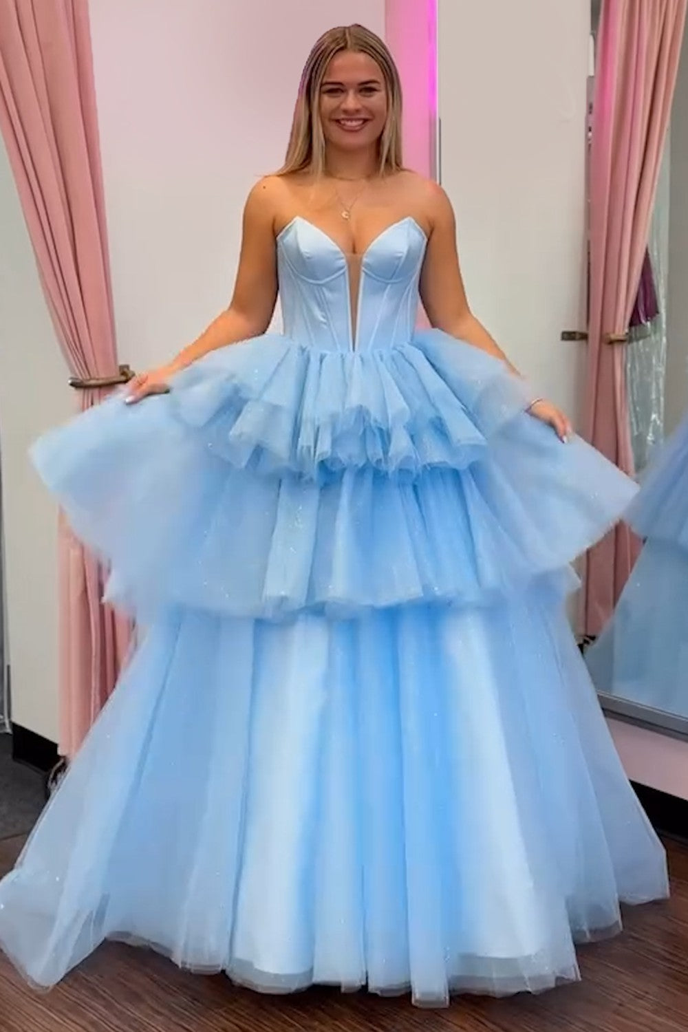 Robe de bal tendance à bustier en tulle, coupe trapèze, corset long à volants
