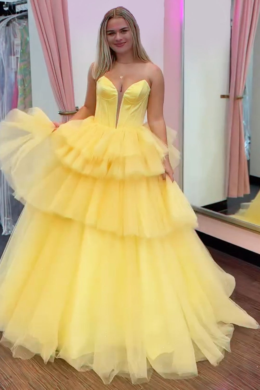 Robe de bal tendance à bustier en tulle, coupe trapèze, corset long à volants