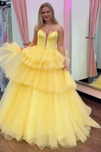 Robe de bal tendance à bustier en tulle, coupe trapèze, corset long à volants