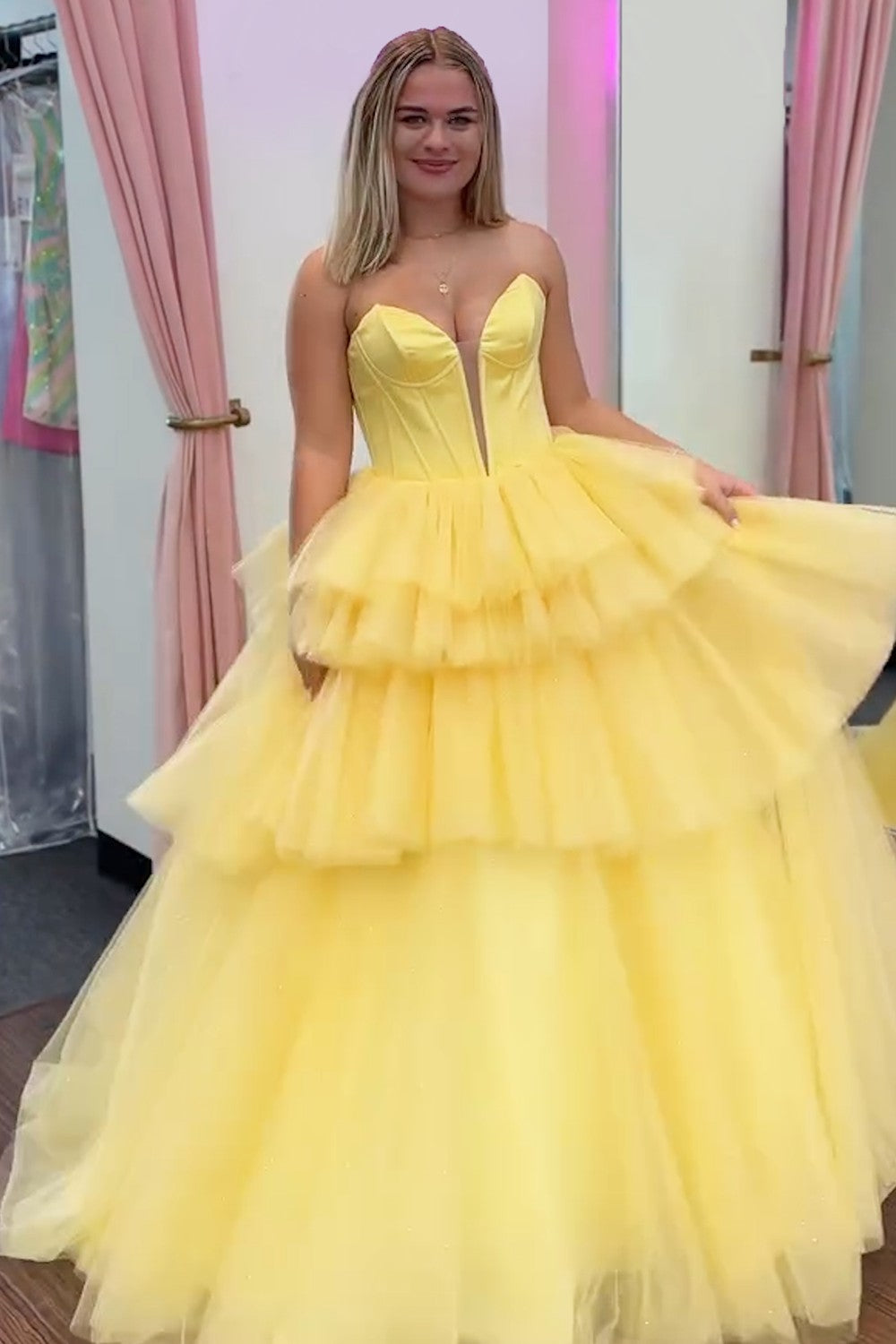 Robe de bal tendance à bustier en tulle, coupe trapèze, corset long à volants