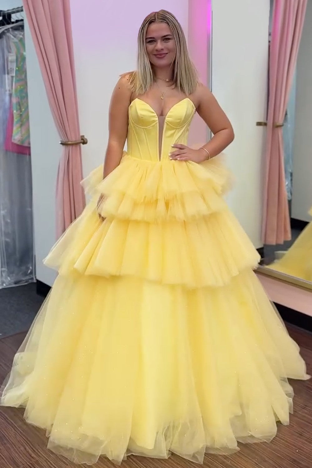 Robe de bal tendance à bustier en tulle, coupe trapèze, corset long à volants