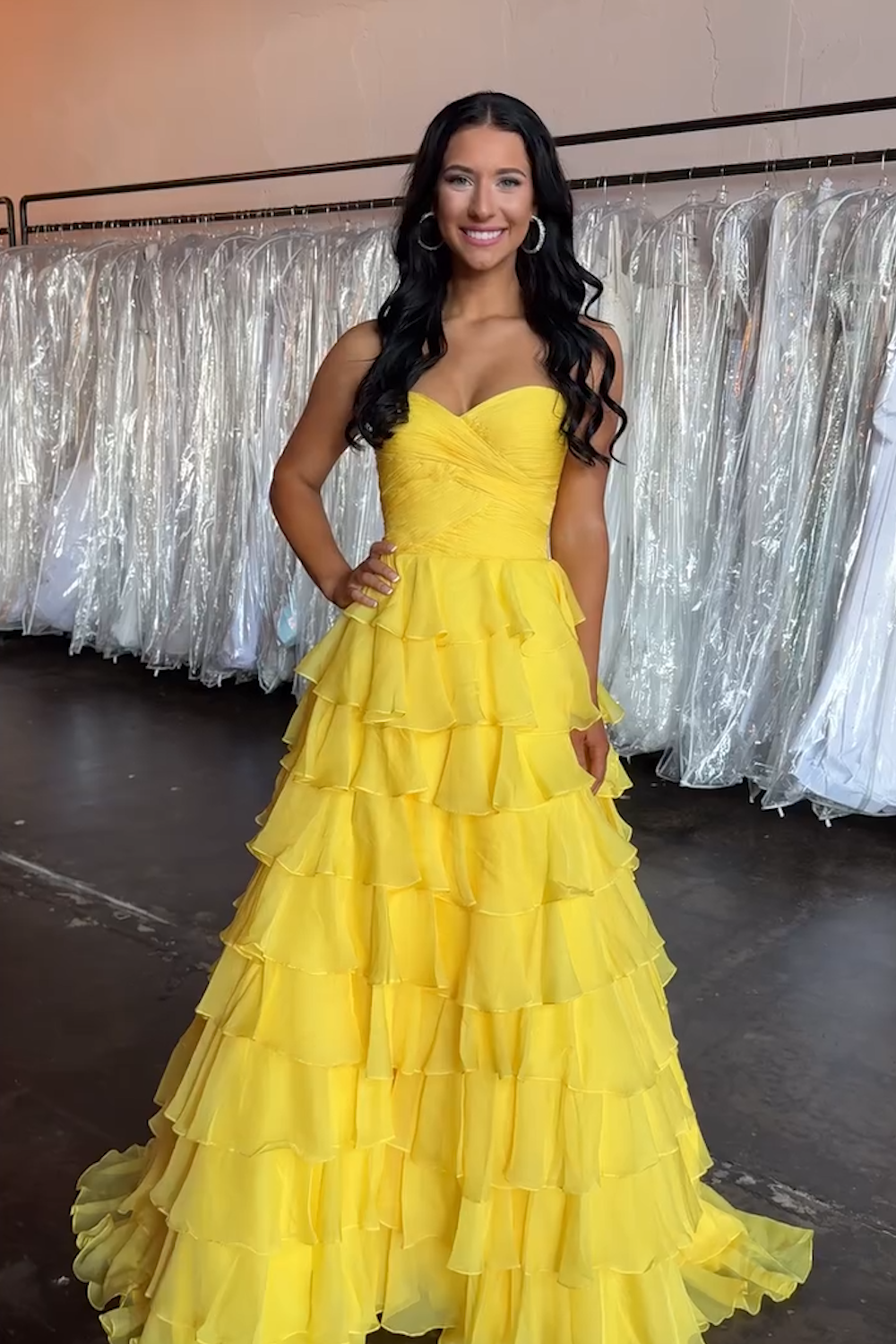 Robe de bal longue trapèze en mousseline à volants et décolleté cœur