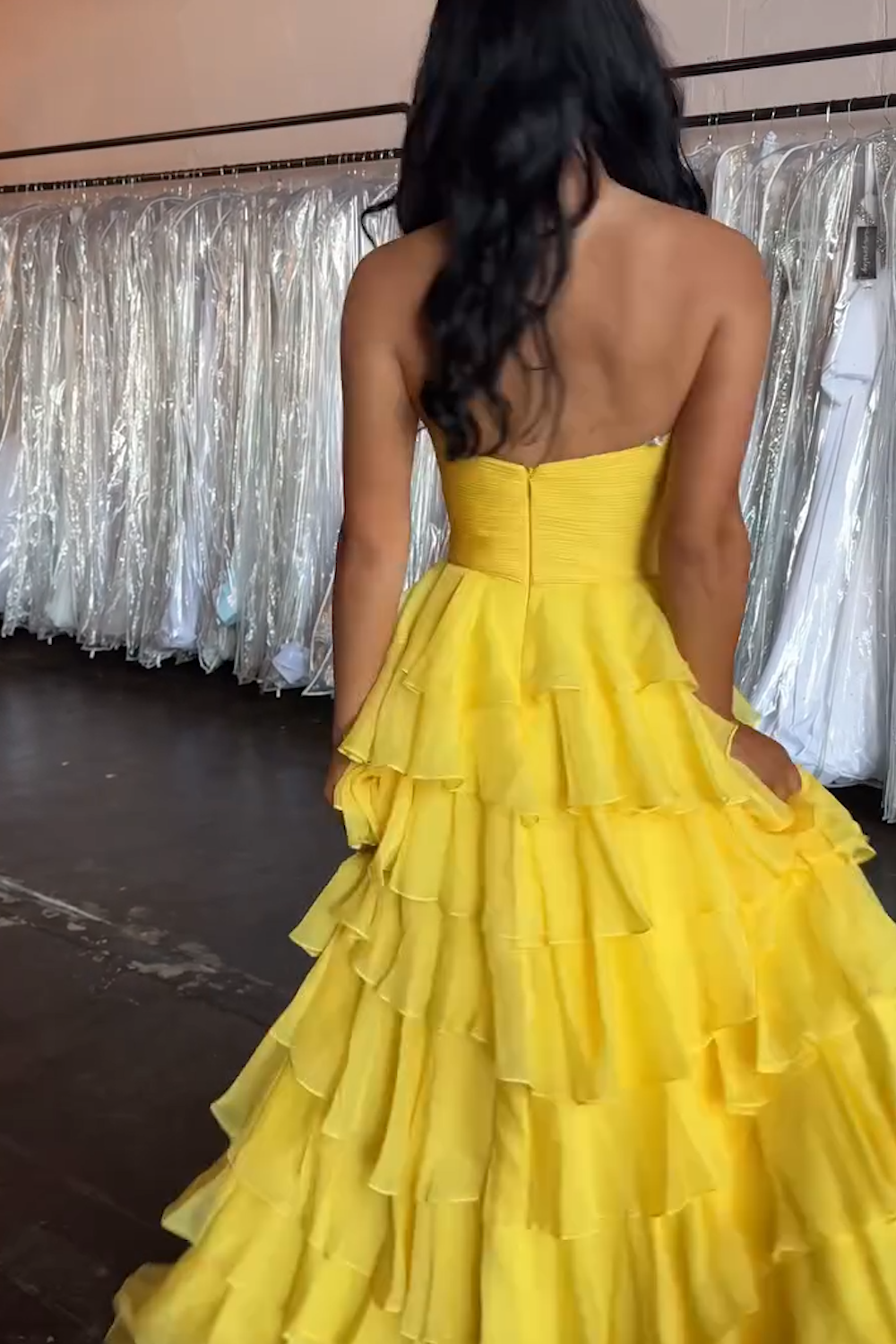 Robe de bal longue trapèze en mousseline à volants et décolleté cœur