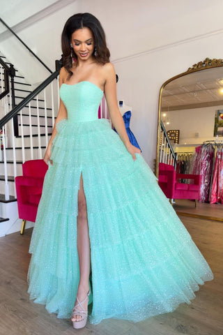 Robe de bal longue trapèze en tulle à volants et décolleté cœur, avec fente.