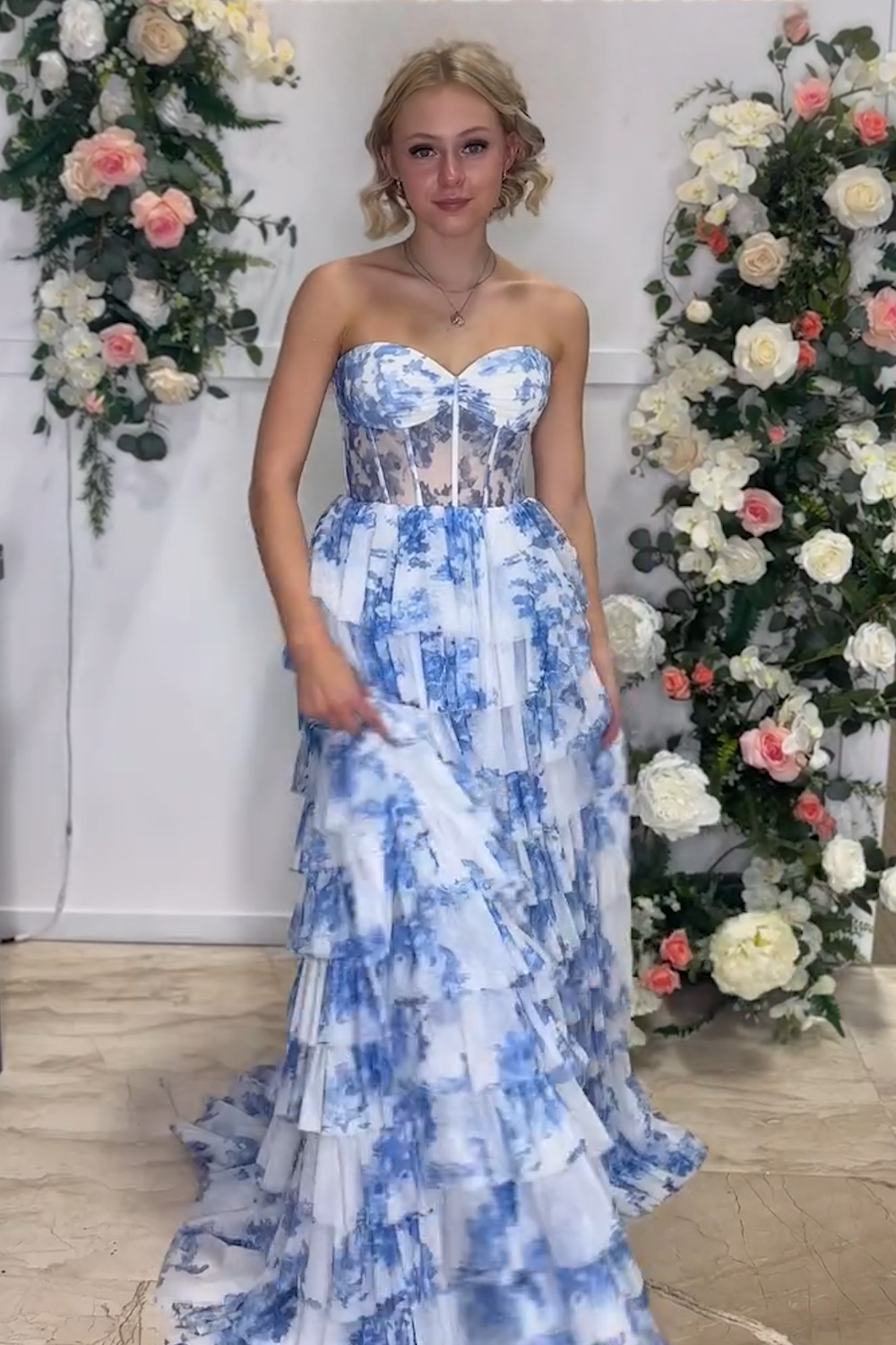 Robe de bal longue en mousseline imprimée à fleurs, décolleté cœur et corset à volants, coupe trapèze, style corset.