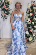 Robe de bal longue en mousseline imprimée à fleurs, décolleté cœur et corset à volants, coupe trapèze, style corset.