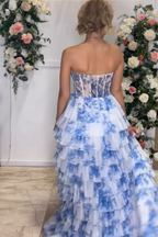 Robe de bal longue en mousseline imprimée à fleurs, décolleté cœur et corset à volants, coupe trapèze, style corset.