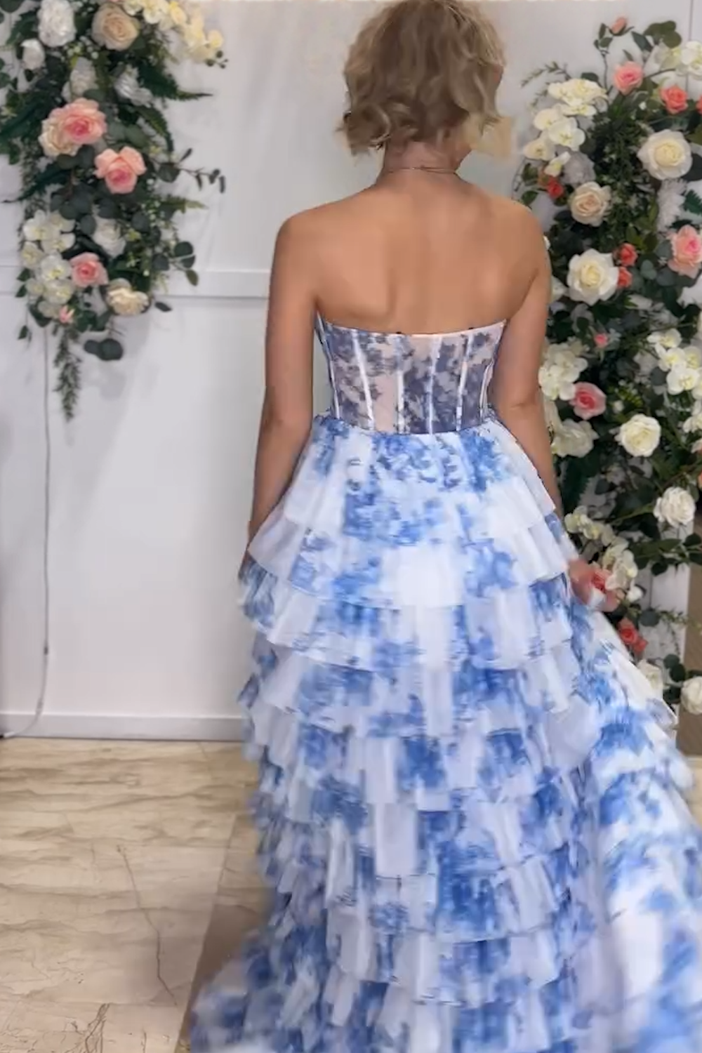 Robe de bal longue en mousseline imprimée à fleurs, décolleté cœur et corset à volants, coupe trapèze, style corset.