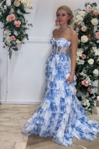Robe de bal longue en mousseline imprimée à fleurs, décolleté cœur et corset à volants, coupe trapèze, style corset.