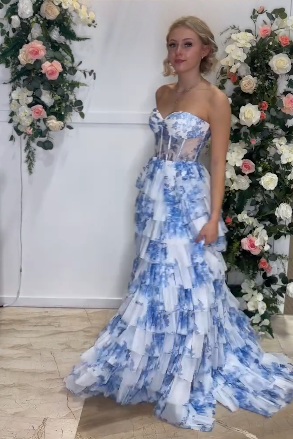 Robe de bal longue en mousseline imprimée à fleurs, décolleté cœur et corset à volants, coupe trapèze, style corset.