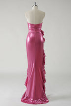 Robe de bal longue fuchsia métallisée à paillettes et à volants avec fente