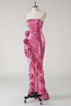 Robe de bal longue fuchsia métallisée à paillettes et à volants avec fente