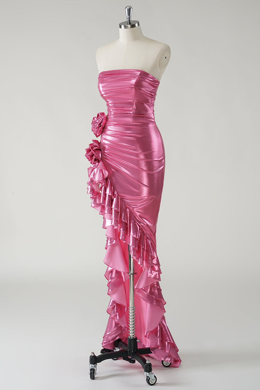 Robe de bal longue fuchsia métallisée à paillettes et à volants avec fente