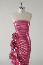 Robe de bal longue fuchsia métallisée à paillettes et à volants avec fente
