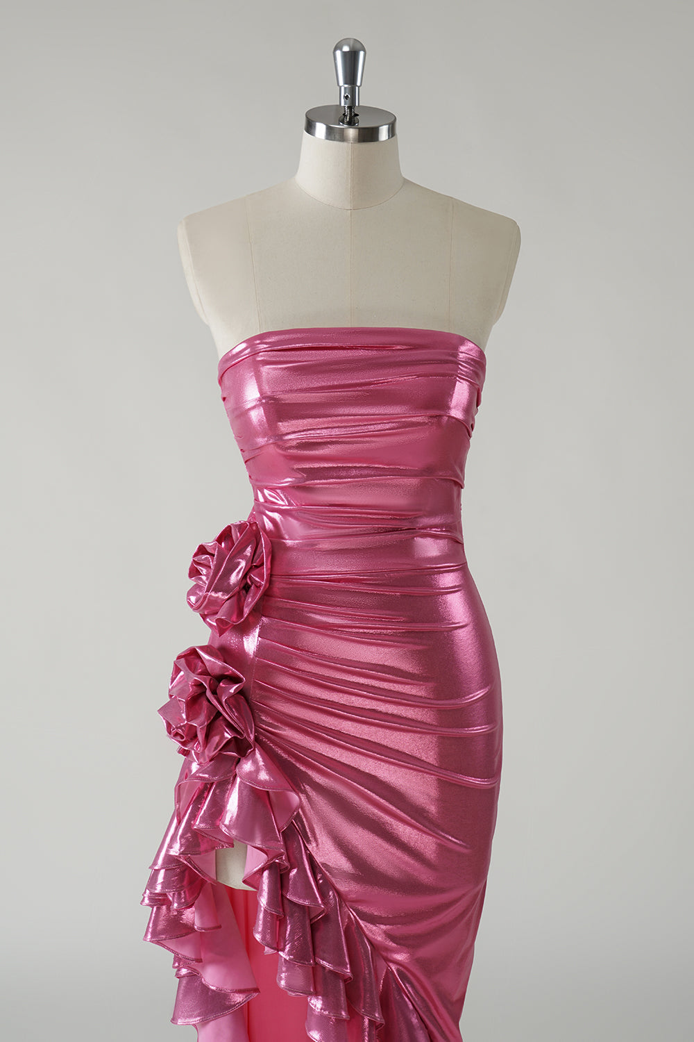 Robe de bal longue fuchsia métallisée à paillettes et à volants avec fente