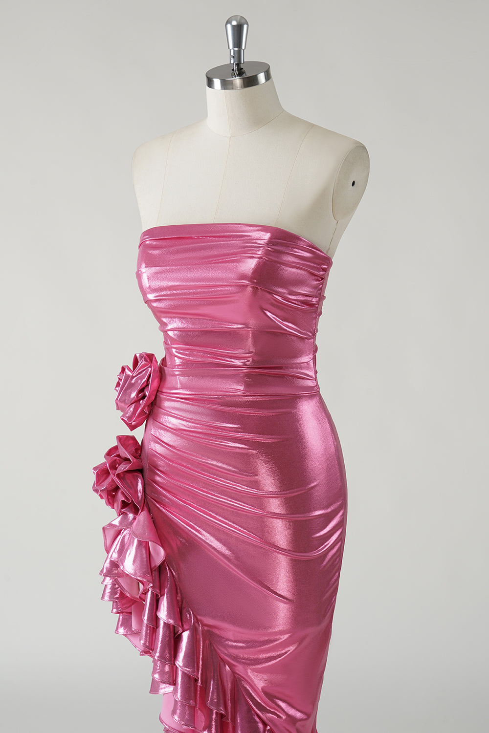 Robe de bal longue fuchsia métallisée à paillettes et à volants avec fente