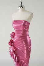 Robe de bal longue fuchsia métallisée à paillettes et à volants avec fente