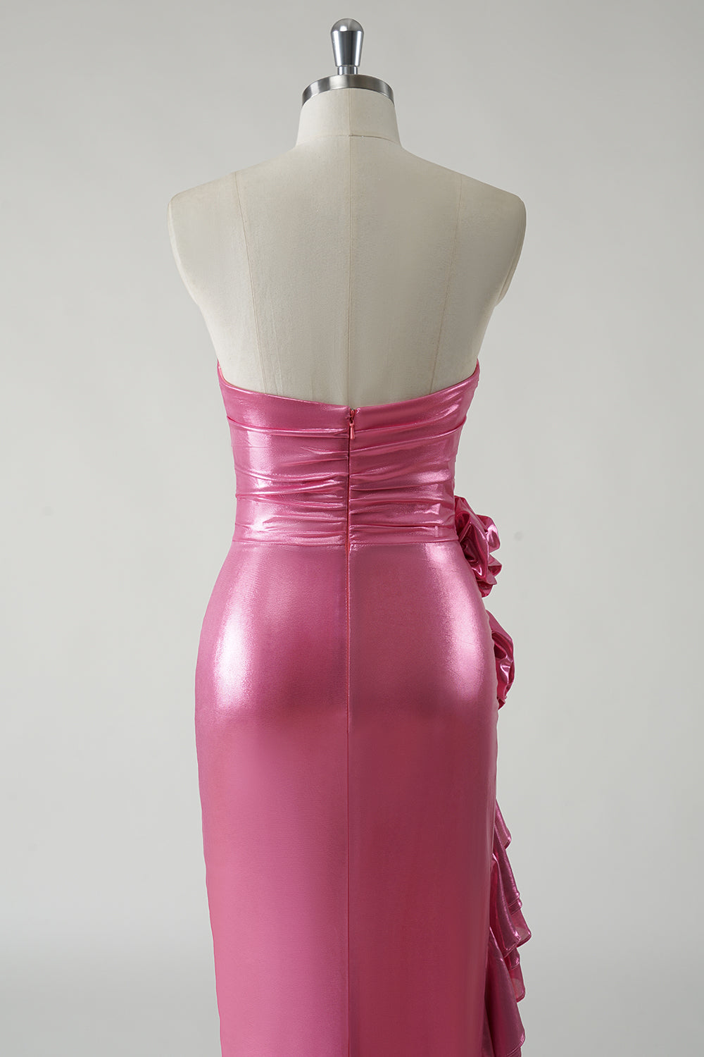 Robe de bal longue fuchsia métallisée à paillettes et à volants avec fente