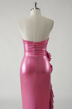 Robe de bal longue fuchsia métallisée à paillettes et à volants avec fente
