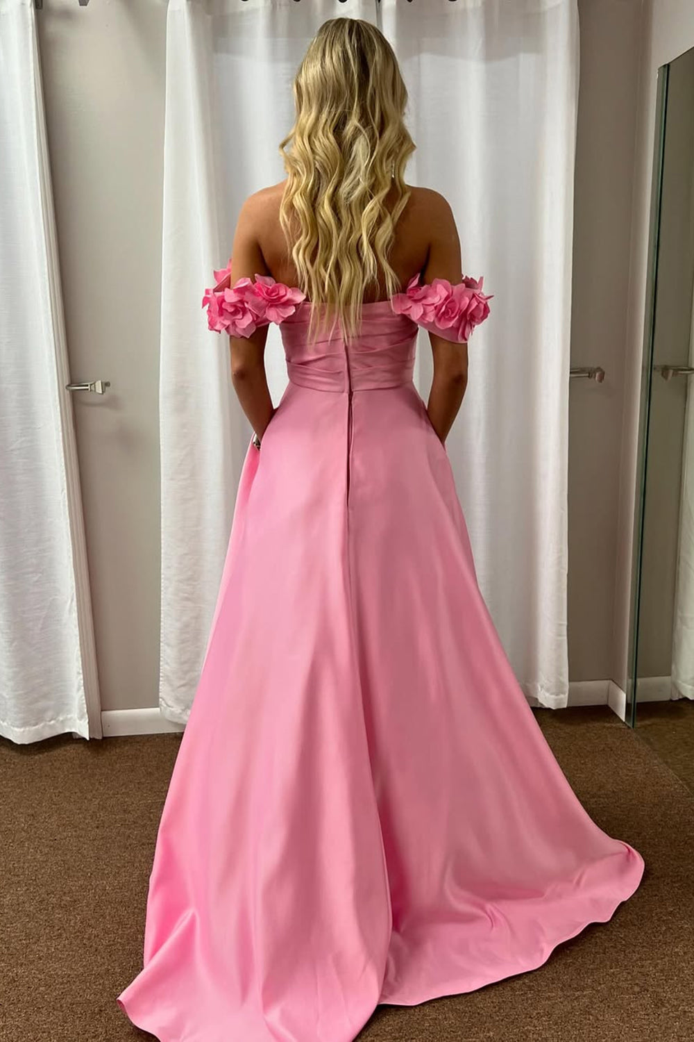 Vestido largo de fiesta de satén corte A con hombros descubiertos y flores 3D