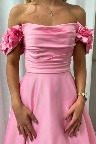 Vestido largo de fiesta de satén corte A con hombros descubiertos y flores 3D